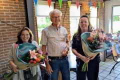15-foto-nieuwe-bestuursleden-en-bloemen